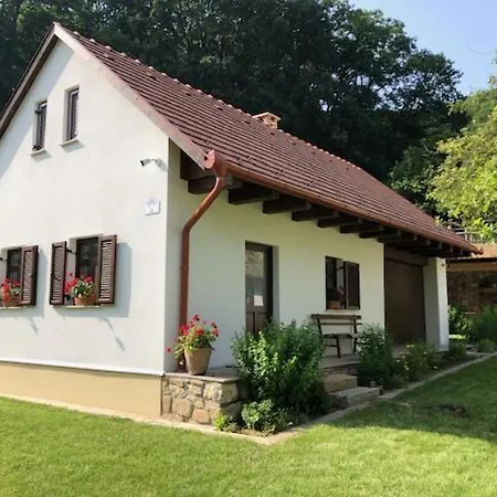 Kistuecsoek Vendeghaz Holiday home Obanya