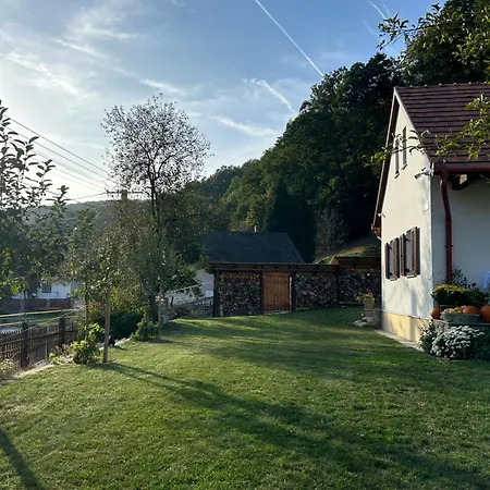 Tuecsoek Vendeghaz Obanya